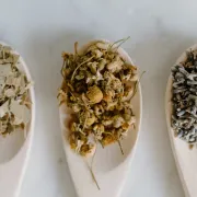 Naturalny aromat w herbacie - co to oznacza? Jakie są naturalne i sztuczne aromaty w herbatach?