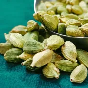 Herbata po pakistańsku z mlekiem i kardamonem - przepisy na kadak chai i kashmiri chai
