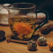 Herbata kwitnąca w kulce - czym jest i jak parzyć lychee ball i podobne herbaty?