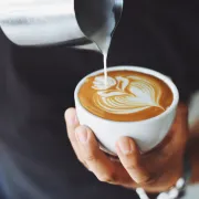 Latte art krok po kroku - poradnik dla początkujących
