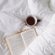 Dlaczego herbata zostawia osad na filiżance? Jak pozbyć się osadu z herbaty?