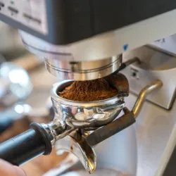 Jak uzyskać idealne mielenie kawy w domu? Praktyczny poradnik.
