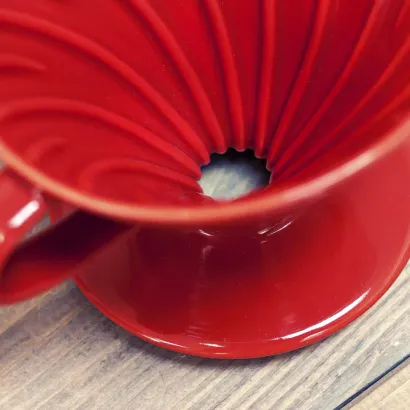 Hario dripper V60 ceramiczny kolor czerwony rozmiar V02 - zdjęcie 2