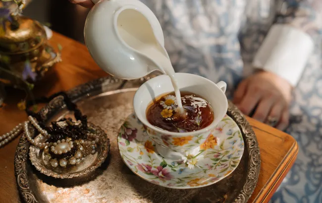 Herbata z mlekiem - zaspokaja głód i karmi wędrowców. Czym różnią się herbaty masala, süütej i five o’clock?