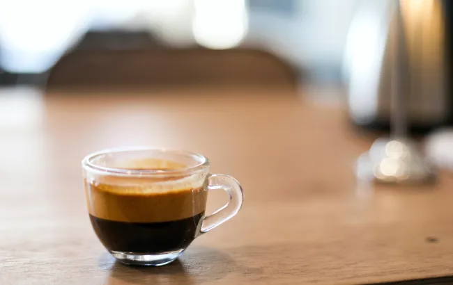 Poradnik dla początkujących: jak parzyć idealne espresso bez młynka do kawy?